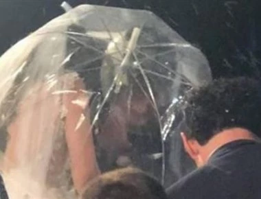 Καλαμάτα: Με κράνος και ομπρέλα εμφανίστηκε γαμήλιο ζευγάρι για να γλυτώσει το ρύζι! (βίντεο)